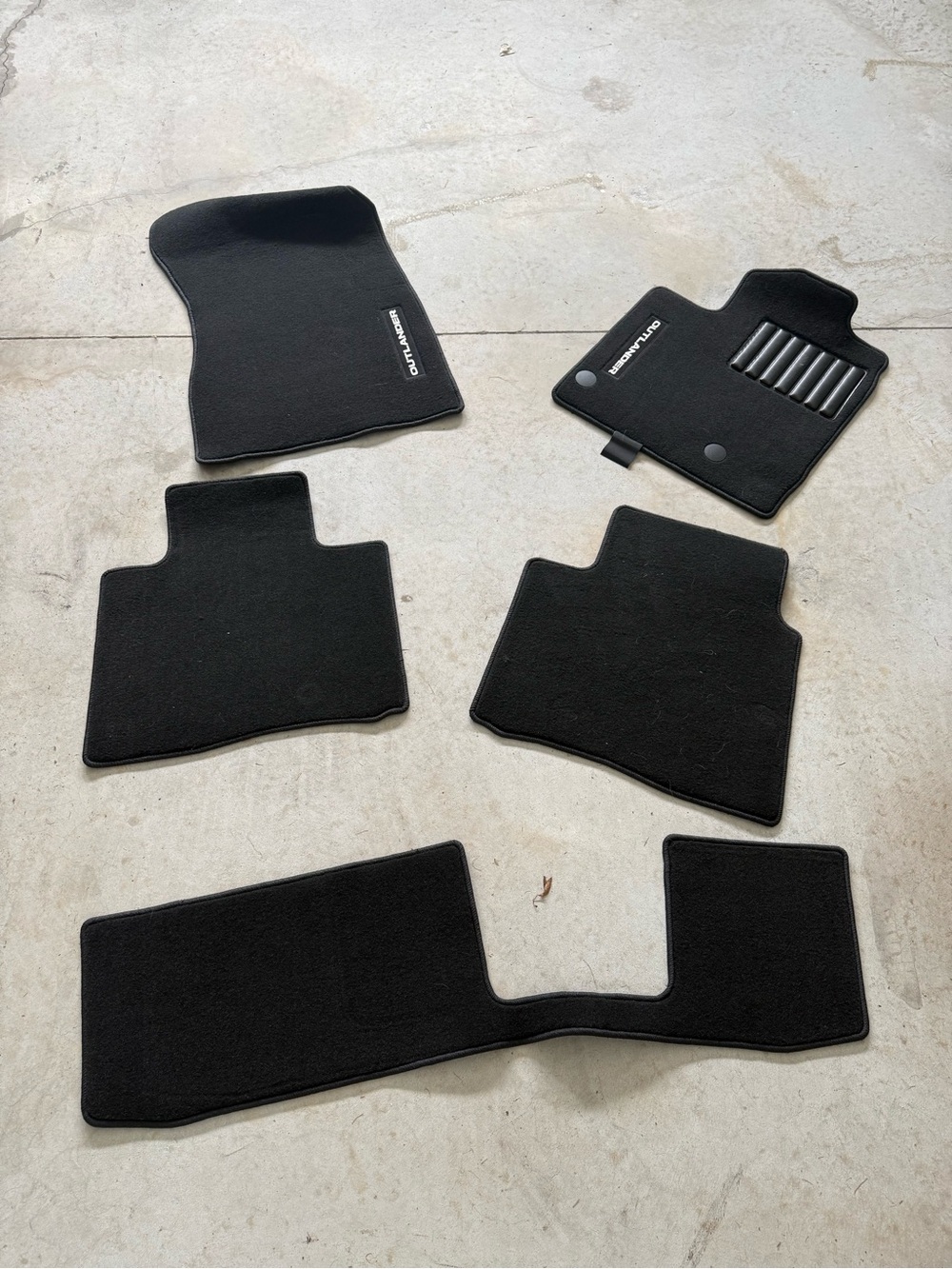 Genuine Black Carpet Floor Mat Set for Mitsubishi Outlander - 6-Piece